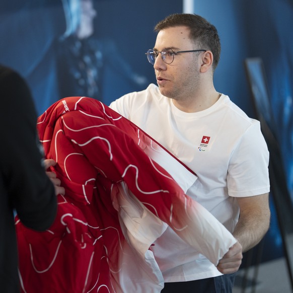 Der Skifahrer Robin Cuche, rechts, waehrend der Kleiderabgabe von Swiss Paralympic fuer die Olympischen Spiele 2026 in Italien, am Montag 23. Februar 2026 in Dietikon. (KEYSTONE/Claudio Thoma)