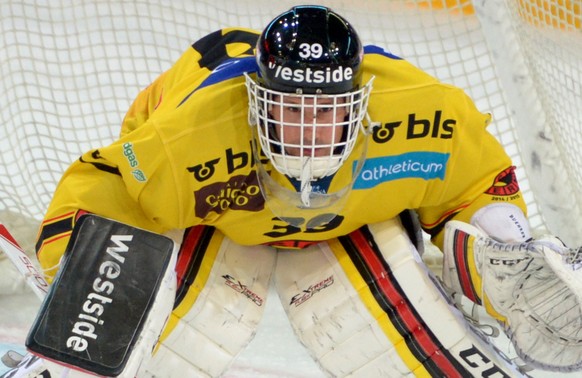 ARCHIV --- ZUR MELDUNG, DASS MARCO BUEHRER SEINE KARRIERE ENDE SAISON BEENDET, STELLEN WIR IHNEN FOLGENDES BILD ZUR VERFUEGUNG --- Berns Torhueter Marco Buehrer im Eishockey Mesterschaftsspiel zwische ...