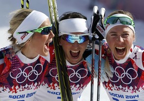 Johaug, Björgen und Steira feiern den norwegischen Triumph.