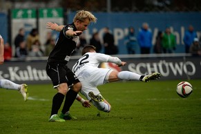 Luganos Antoine Rey (in Weiss) im Zweikampf mit Simon Grether von Wohlen.