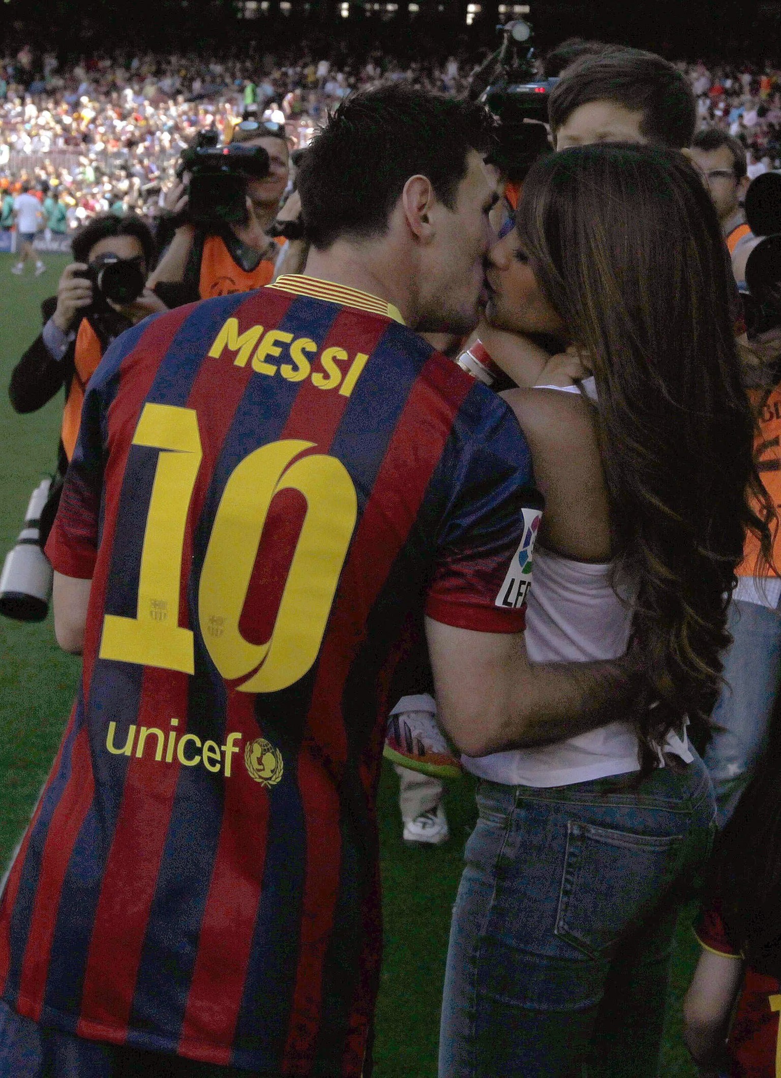 Für diese gibt's auch noch ein Küsschen und für Messi gilt es danach ernst.