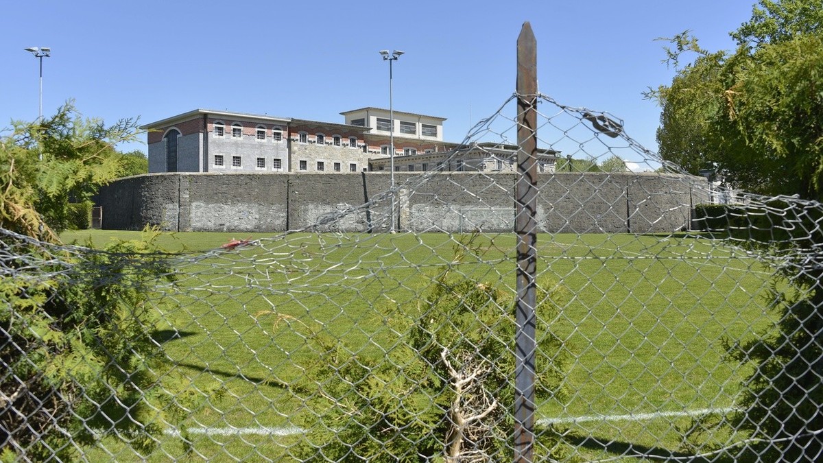 La prison de Bois-Mermet, en arriere plan, ou a eu lieu une evasion de plusieurs prisonniers ce mardi 14 mai 2013 a Lausanne. (KEYSTONE/Christian Brun)