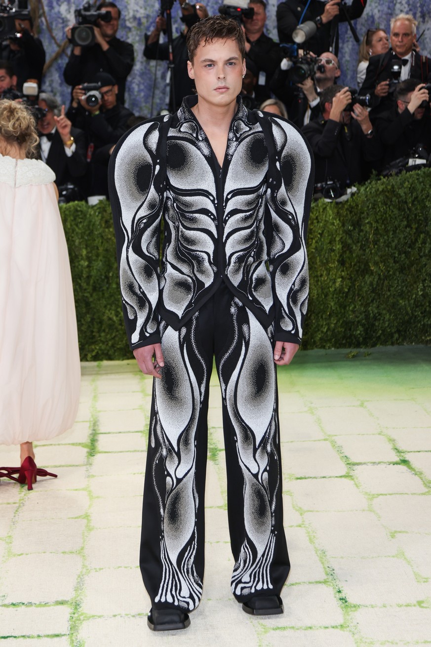 epa12933017 Norwegian businessman Gustav Magnar Witzoe poses on the red carpet for the 2026 Met Gala, the annual benefit for the Metropolitan Museum of Art's Costume Institute, in New York, New Y ...