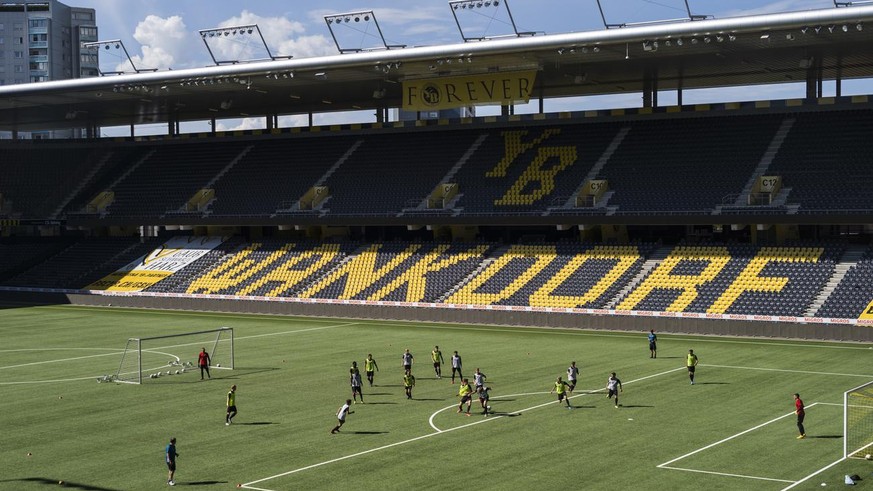 Eine Juniorenmannschaft des BSC Young Boys traniert auf dem Spielfeld, am Mittwoch, 1. Juli 2020 im Stadion Wankdorf in Bern. Das 2005 eroeffnete Heimstadion des BSC Young Boys, welches als Stade de S ...