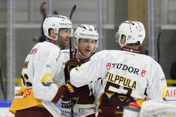 Servettes Daniel Winnik, jubelt nach seinem Tor zum 2-2- mit Servettes Joel Vermin, Mitte, und Servettes Valtteri Filppula, rechts, beim Eishockey Meisterschaftsspiel der National League A zwischen de ...