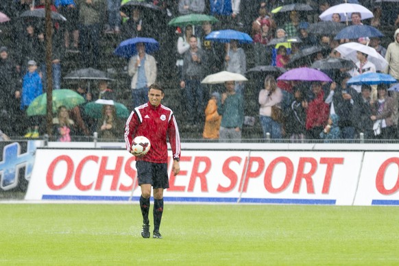 Die starken Regenfälle lassen Schiedsrichter Sandro Schärer keine Wahl: Spielabbruch auf dem Brügglifeld.