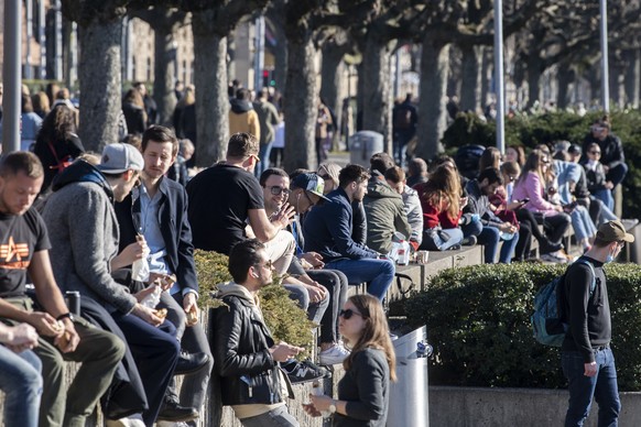 Menschen geniessen das Fruehlingshafte Wetter am See, am Samstag, 20. Februar 2021 in Zuerich. (KEYSTONE/Ennio Leanza)