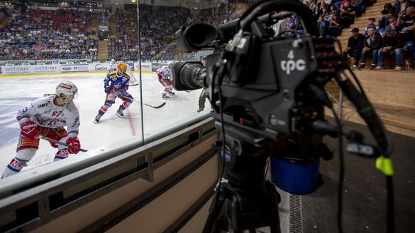 Eine nicht bediente TV Kamera der Produktionsfirma tpc im fuenften Eishockey Spiel der Ligaqualifikation der National League zwischen dem EHC Kloten und dem SC Rapperswil-Jona Lakers am Samstag, 21. A ...