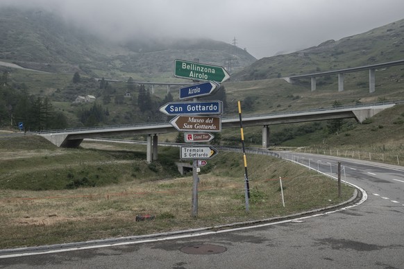 Wegweiser auf dem Weg von Bruder Biagio Conte, Laienmissionar, der in der Schweiz in Baden lebte und durch das Tessin nach Bern und ins Europäische Parlament reiste, zum Gotthardpass hinauf, am Dienst ...