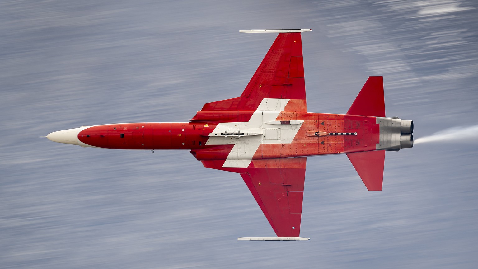 epa10925873 A F-5E Tiger II airplane from the Patrouille Suisse performs during the annual airshow of the Swiss Army in the Axalp area near Meiringen, Canton of Berne, Switzerland, 18 October 2023. EP ...