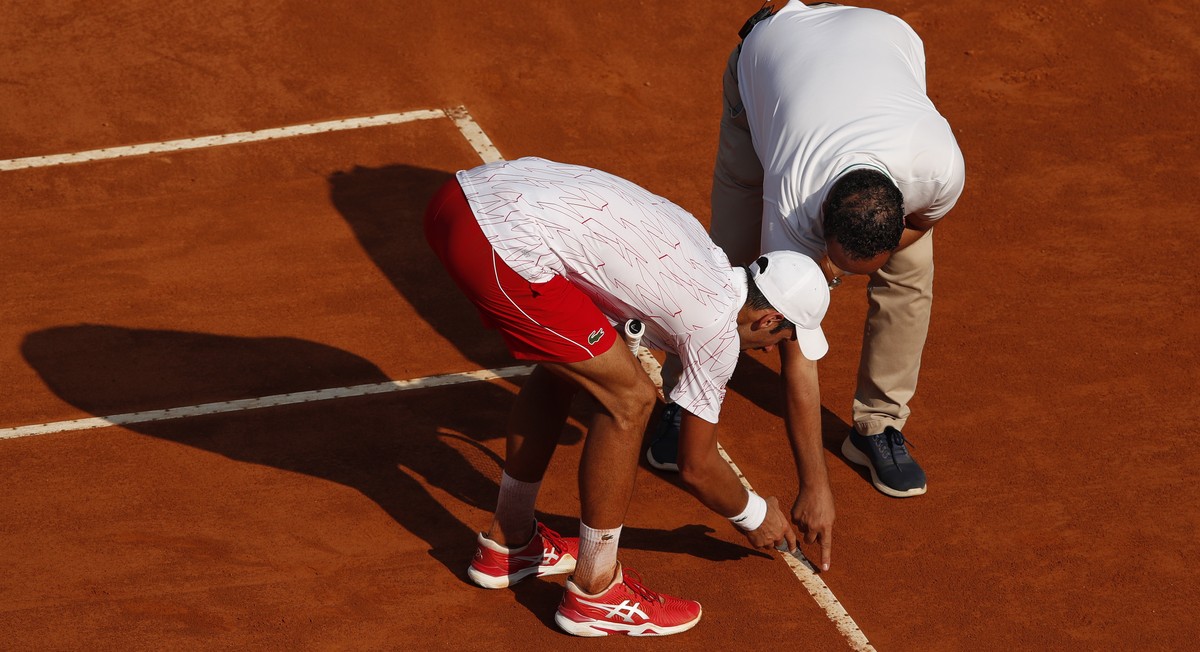epa08683878 Novak Djokovic of Serbia argues with a referee during his men's singles semi final match against Casper Ruud of Norway at the Italian Open tennis tournament in Rome, Italy, 20 Septemb ...
