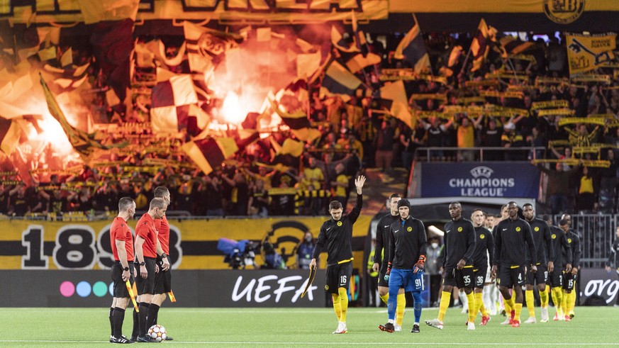 YB&#039;s players, right, and the referees enter the pitch ahead of the UEFA Champions League Play-off first leg soccer match between BSC Young Boys and Ferencvaros TC, on Wednesday, August 18, 2021 a ...