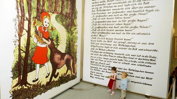 ** ARCHIV ** Zwei Kinder betrachten das weltgroesste Maerchenbuch in der Jugnedherberge in Dittrichshuette auf einem Archivbild vom 22. Juni 2003. Das Buch ist mehr als vier Meter hoch und drei Meter  ...
