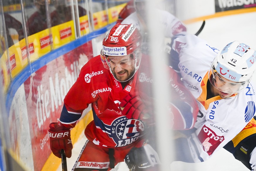 Rapperswils Kay Schweri, links, gegen Zugs Tobias Geisser, in Spiel 2 des Playoff 1/2 Final Eishockeyspiels der National League zwischen den Rapperswil-Jona Lakers und dem EV Zug, am Dienstag, 27. Apr ...