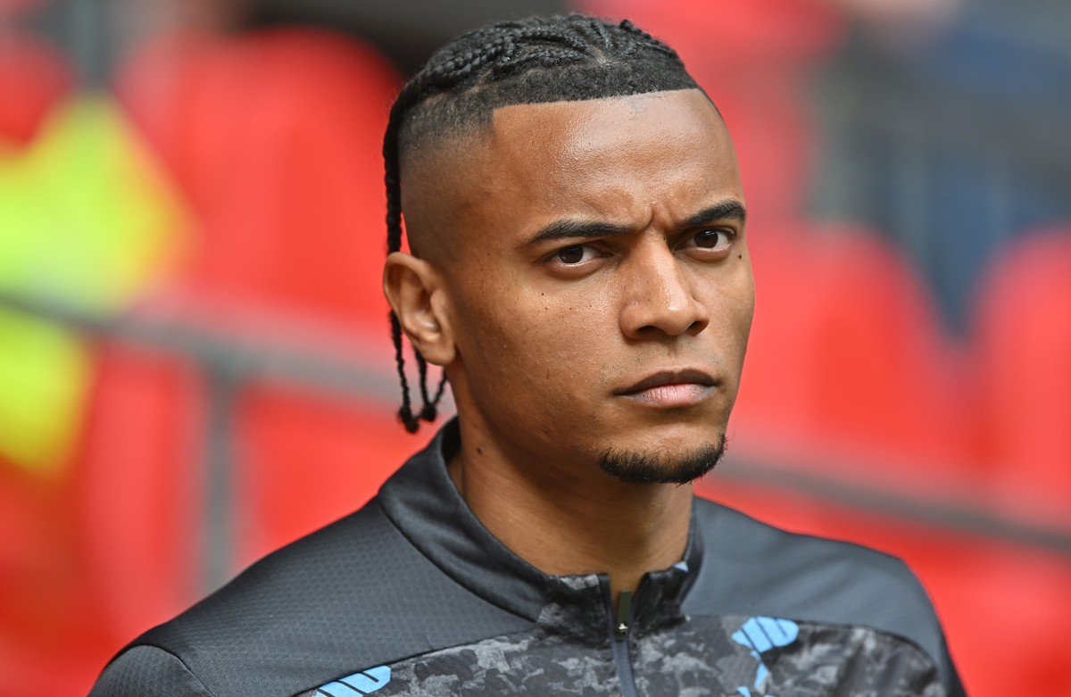epa12058819 Manchester City's Manuel Akanji looks on ahead of the FA Cup semi-finals soccer match between Nottingham Forest and Manchester City, in London, Britain, 27 April 2025. EPA/VINCE MIGNO ...