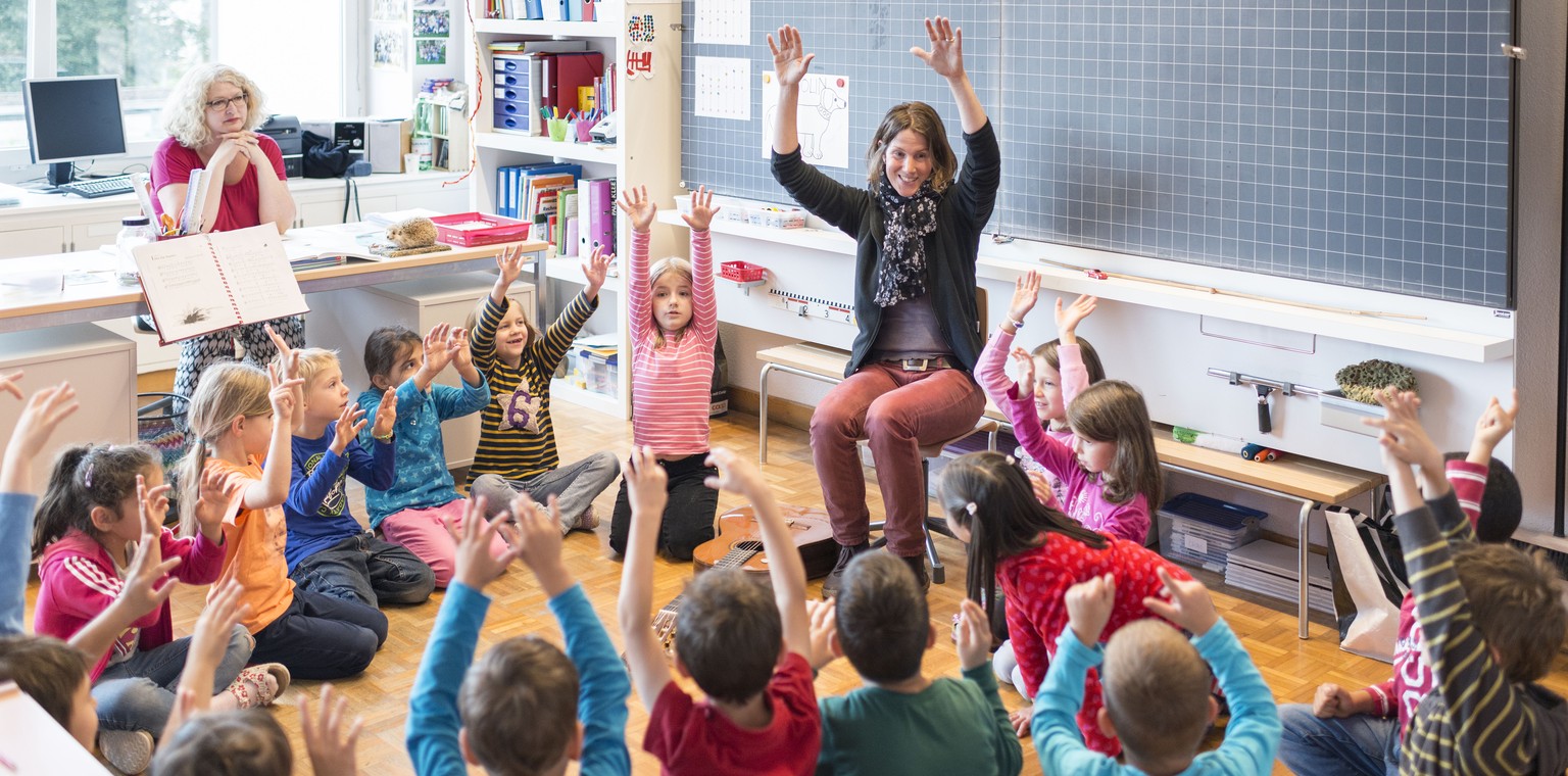 ZUM BUNESGERICHTSENTSCHEID, DASS DER PRIMARLEHRERBERUF EIN FRAUENBERUF SEI, STELLEN WIR IHNEN AM DIENSTAG, 1. DEZEMBER 2015, FOLGENDES ARCHIVBILD ZUR VERFUEGUNG - With the aid of a song and their teac ...