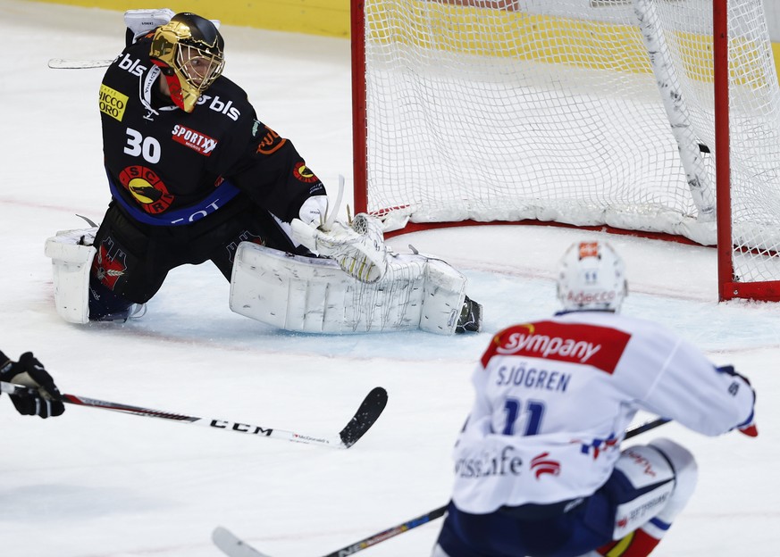 Zuerichs Mattias Sjoegren, rechts, erzielt das Tor zum 2-3 gegen Berns Torhueter Leonardo Genoni im Eishockey Meisterschaftsspiel der National League A zwischen den SC Bern und den ZSC Lions, am Samst ...