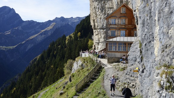 ARCHIV -- ZUR HEUTIGEN MEDIENKONFERENZ DER NEUEN PAECHTER DES BERGGASTHAUS AESCHER AM DONNERSTAG, 9. MAI 2019, STELLEN WIR IHNEN FOLGENDES BILDMATERIAL ZUR VERFUEGUNG -- 
Ausfluegler goennen sich bei ...