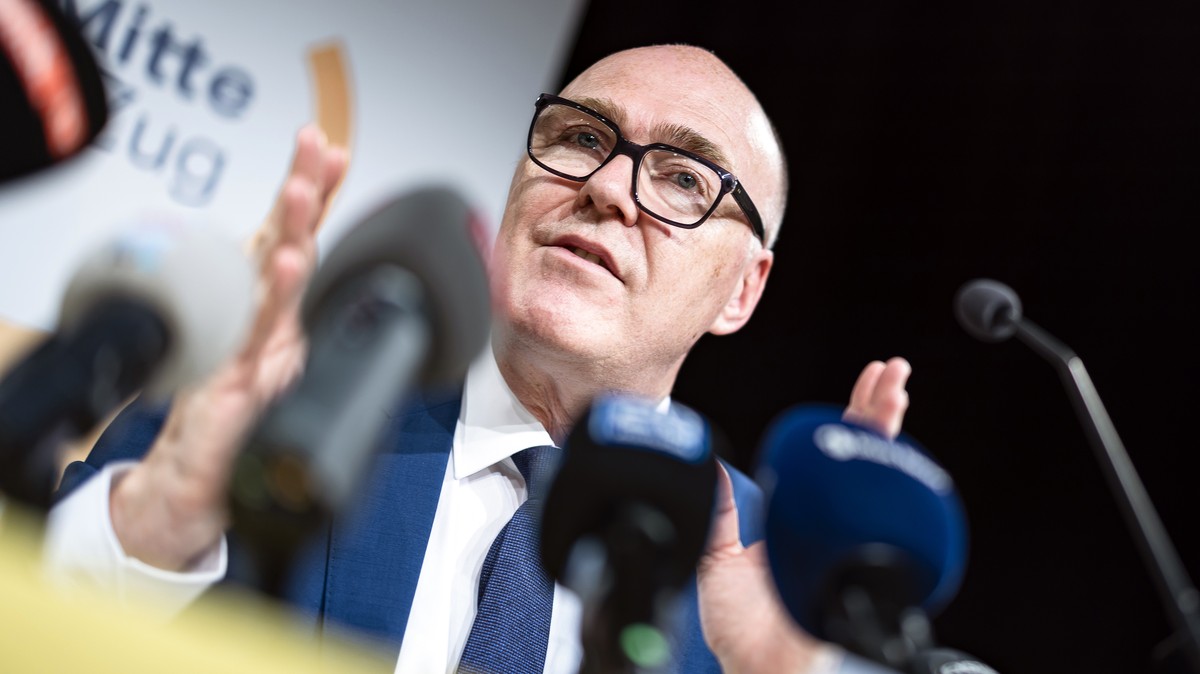 Martin Pfister, Zuger Regierungsrat und Bundesratskandidat von Die Mitte spricht am Donnerstag, 5. Februar 2025 waehrend einer Medienkonferenz zu seiner Kandidatur in der Rathaus-Schueuer in Baar, Kan ...