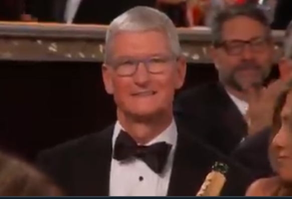 Ein nervöser Tim Cook.