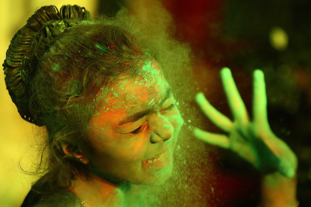 epa09832555 A member of the Pakistani Hindu community covers her face in colors to celebrate the festival of Holi in Karchi, Pakistan, 17 March 2022. 'Holi' is an ancient Hindu festival symb ...