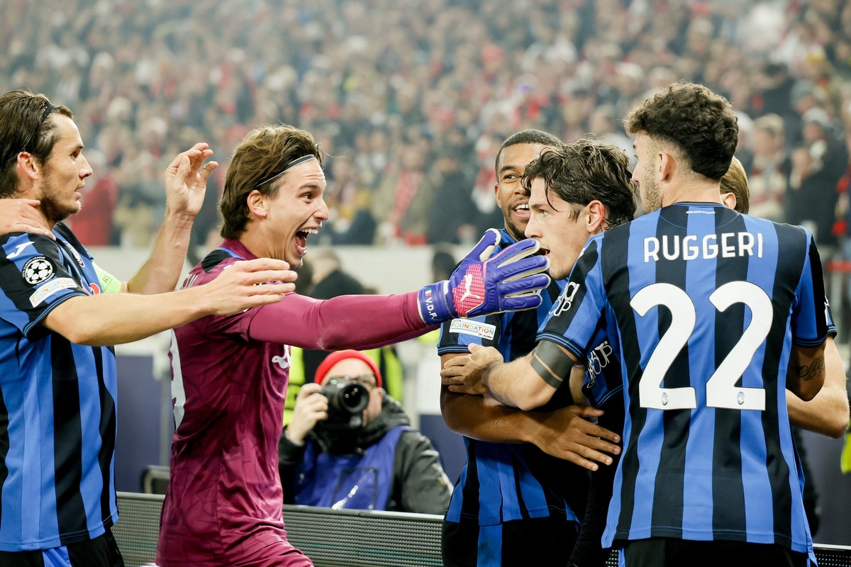 epa11706282 Nicolo Zaniolo (2-R) of Atalanta celebrates with teammates after scoring the 0-2 goal during the UEFA Champions League match between VfB Stuttgart and Atalanta BC, in Stuttgart, Germany, 0 ...