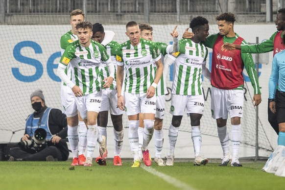 Die St. Galler jubeln im Fussball Meisterschaftsspiel der Super League zwischen dem FC St. Gallen und dem FC Lausanne-Sport, am Sonntag, 22. November 2020, im Kybunpark in St. Gallen. (KEYSTONE/Ennio  ...