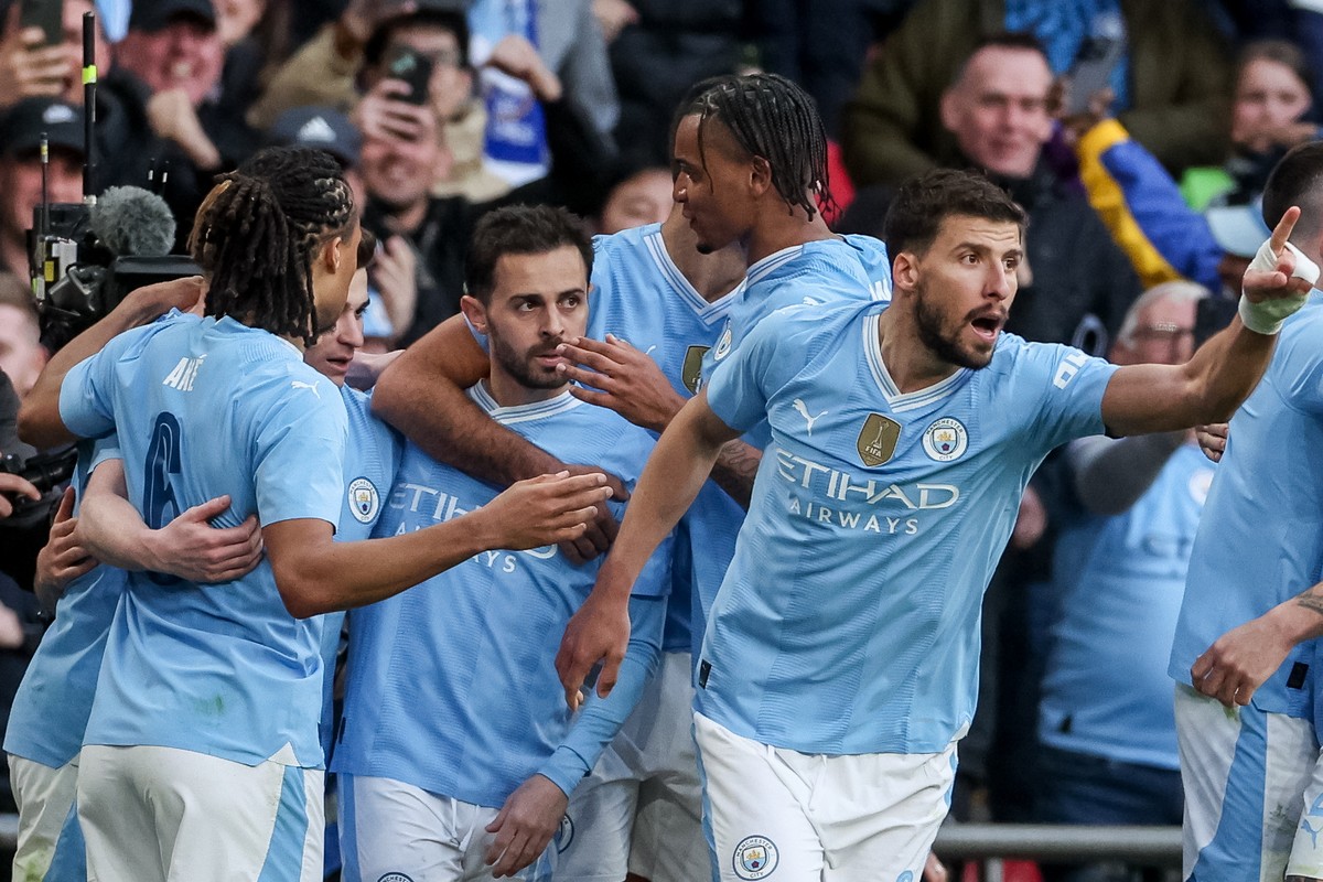 epa11290678 Bernardo Silva (C) of Manchester City celebrates with teammates after scoring the opening goal during the FA Cup semi-final soccer match of Manchester City against Chelsea FC, in London, B ...