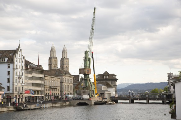 Hafenkran von Rudolf-Brun-Brücke aus. Grossmünster Kirche