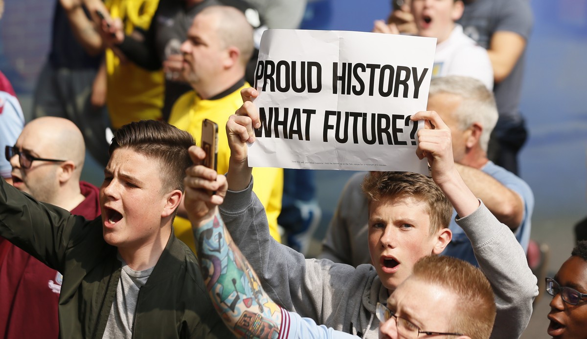 Britain Soccer Football - Aston Villa v Newcastle United - Barclays Premier League - Villa Park - 7/5/16
Aston Villa fans protest outside the stadium before the match
Action Images via Reuters / Jas ...