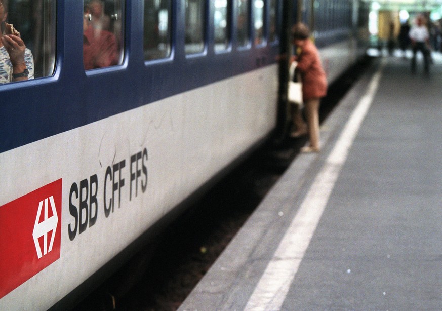 ARCHIVBILD - ZUR KUENFTIGEN ZUSAMMENARBEIT DER SBB UND SOB STELLEN WIR IHNEN FOLGENDES BILDMATERIAL ZUR VERFUEGEUNG - Eine Frau steigt in einen Zug, aufgenommen am 26. August 2003. (KEYSTONE/Martin Ru ...