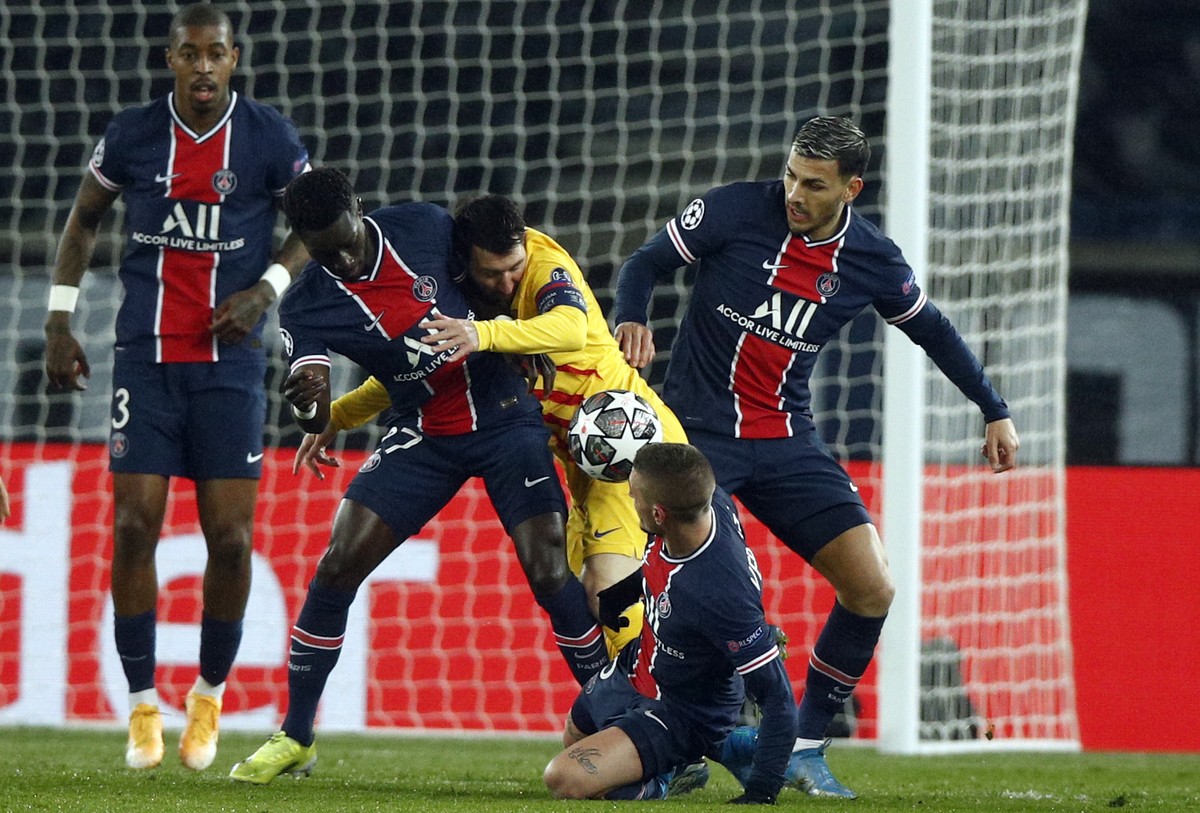 epa09066410 Barcelona's Lionel Messi (C) in action during the UEFA Champions League round of 16 second leg soccer match between PSG and FC Barcelona at the Parc des Princes stadium in Paris, Fran ...