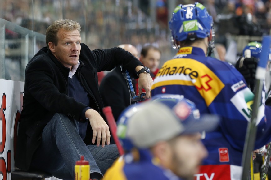 Biels Trainer Kevin Schlaepfer im Eishockey Meisterschaftsspiel der National League A zwischen dem EHC Biel und Lausanne HC, am Samstag, 8. Oktober 2016, in der Tissot Arena in Biel. (KEYSTONE/Peter K ...