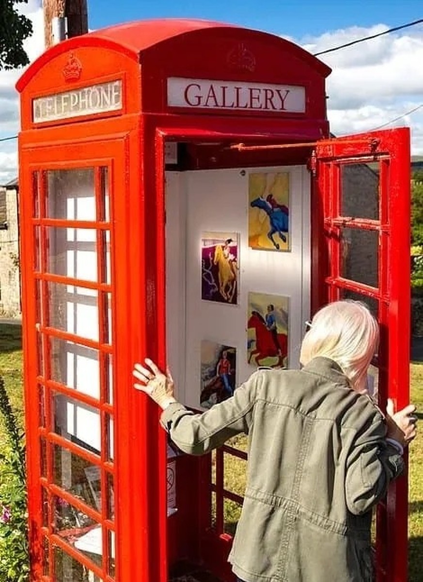 Rote Telefonzellen und Ihre Umnützungen. 

https://www.thetelephoneboxes.com/gallery-the-telephone-box.html