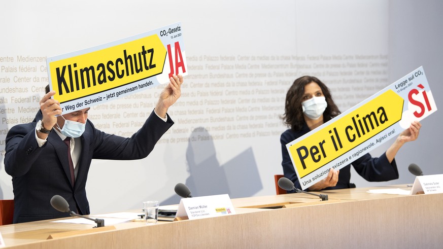 Staenderat Damian Mueller, FDP-LU, links, und Nationalraetin Gabriela Suter, SP-AG, vom Ja Komitee zum CO2 Gesetz praesentieren ein Plakat und sprechen an einer Medienkonferenz, am Dienstag, 27. April ...