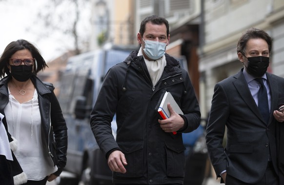 Pierre Maudet, centre, conseiller d&#039;Etat genevois, accompagne de ses avocats Yaeel Hayat, gauche, et Gregoire Mangeat, droite, arrive au palais de justice pour ecouter le verdict de son proces po ...