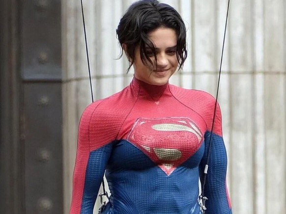 Sasha Calle als Supergirl am Set von «The Flash». 
