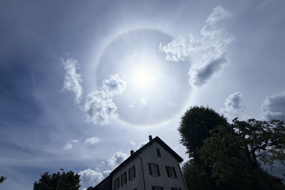 Le phenomene de Halo de 22 autour du Soleil est photographie dans le ciel bleu ce dimanche 17 mai 2026 a Porrentruy. Le phenomene meteorologique de halo de 22 est un cercle lumineux spectaculaire qui  ...