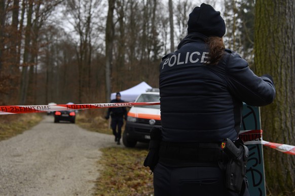 Ein Absperrband der Polizei am Rande des Koenizbergwaldes, am Mittwoch, 2. Februar 2022, in Niederwangen. Der leblose Koerper eines achtjaehrigen Maedchens ist am Dienstagabend im Koenizbergwald in de ...