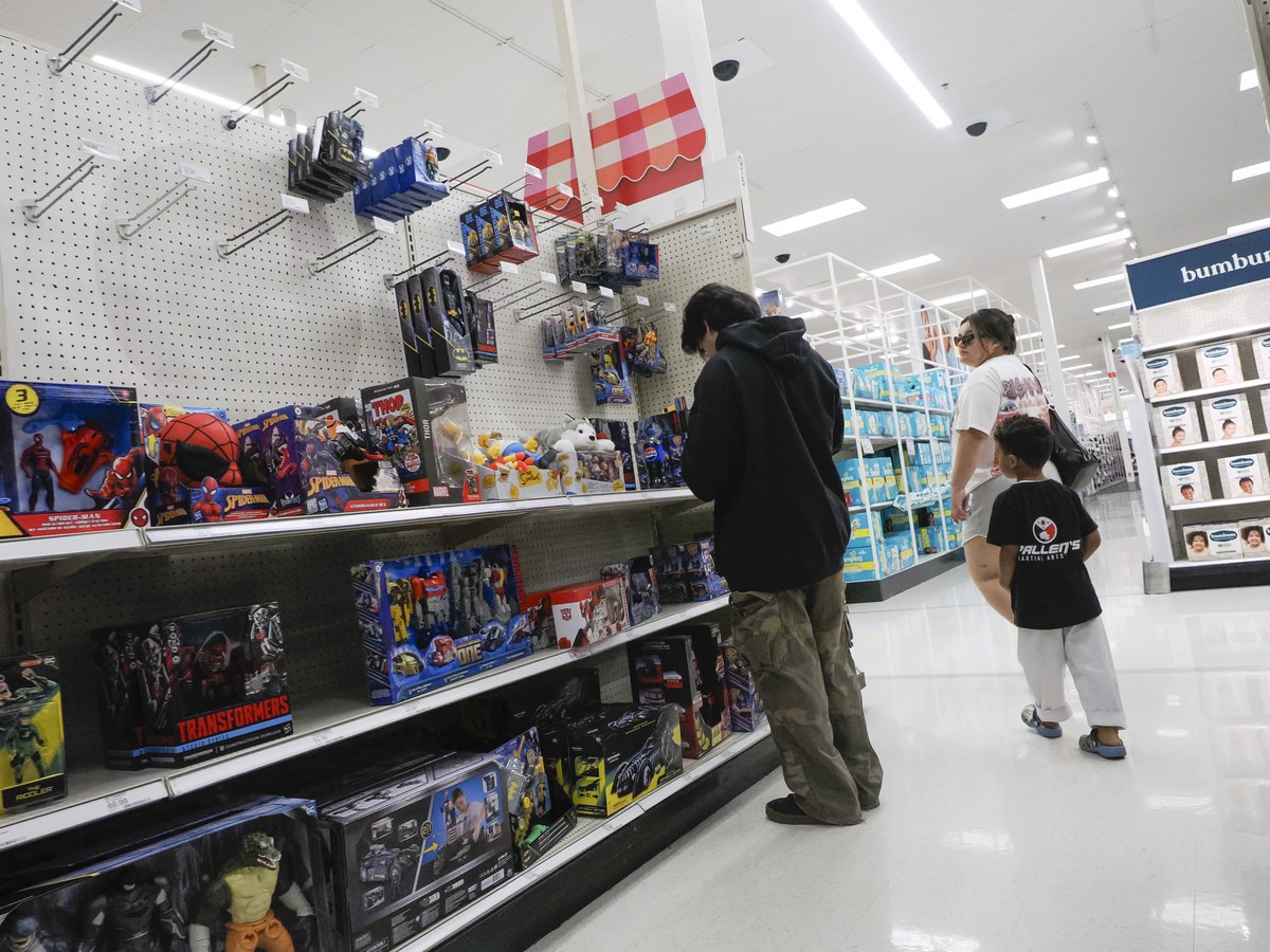 epa12066373 Shoppers at a Target store in San Leandro, California, USA, 30 April 2025. Executives from Walmart, Target and Home Depot met with US President Trump to discuss the path forward on trade a ...