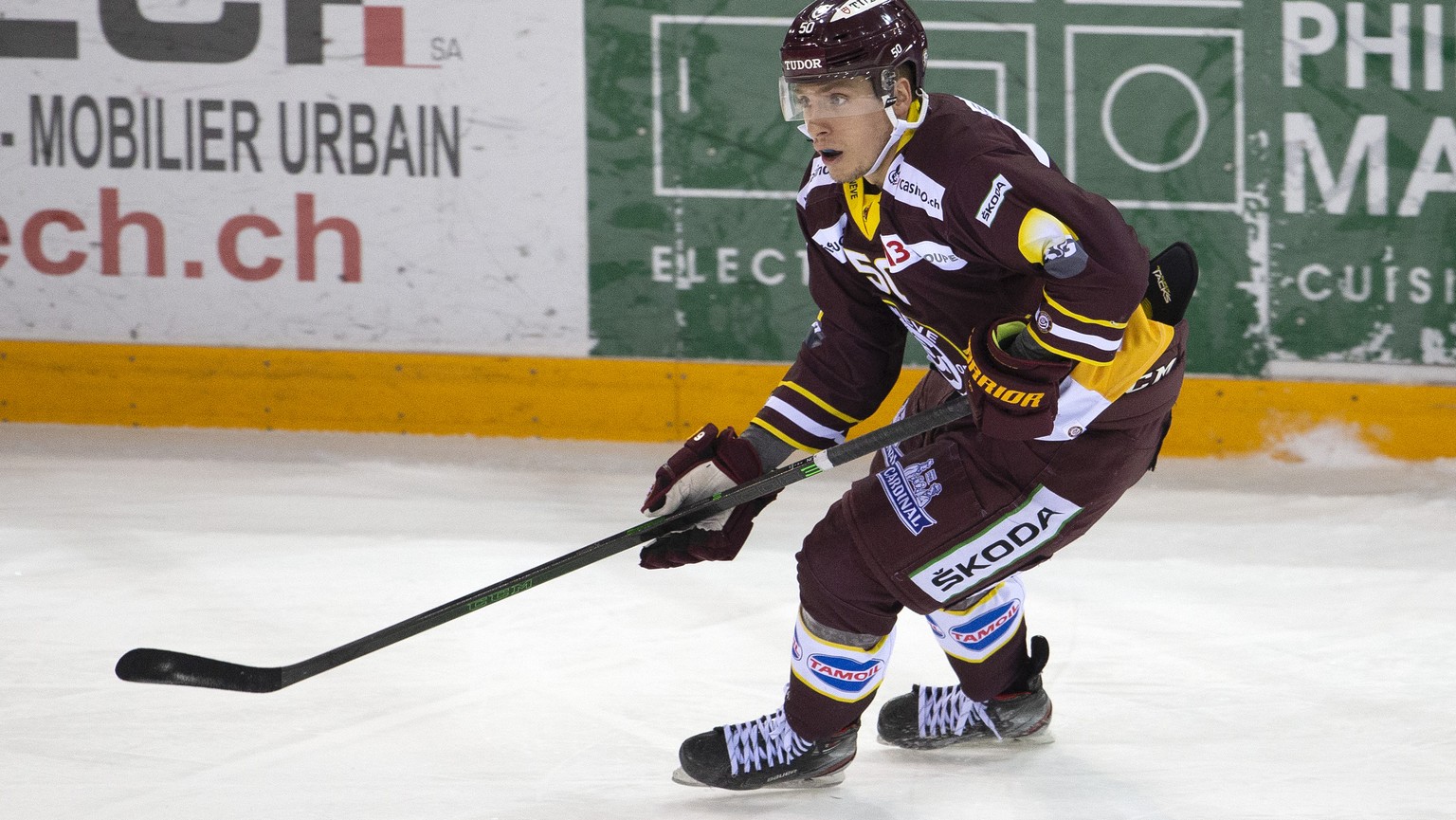 Geneve-Servette&#039;s forward Guillaume Asselin, of Canada, controls thee puck, during a National League regular season game of the Swiss Championship between Geneve-Servette HC and HC Ambri-Piotta,  ...