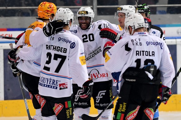 Fribourg&#039;s player Greg Mauldin, center, celebrates the 0-1 goal, during the preliminary round game of National League A (NLA) Swiss Championship 2016/17 between HC Ambri Piotta and Fribourg-Gotte ...