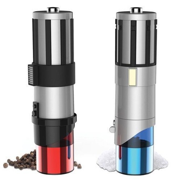 star wars leuchtschwert salz pfeffermühle https://hips.hearstapps.com/pop.h-cdn.co/assets/17/18/1493750563-1493350326-star-wars-lightsaber-salt-pepper-mills.jpg?crop=1xw:1.0xh;center,top&amp;resize=76 ...