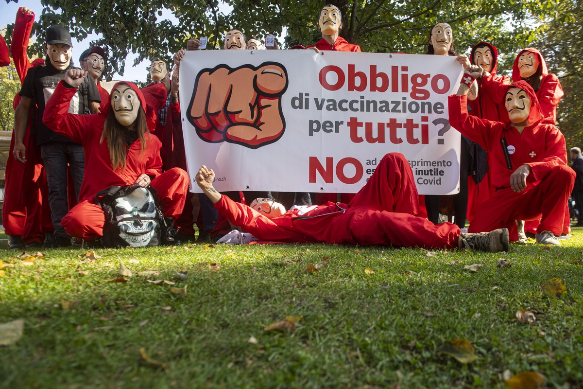 Demonstration der "Freunde der Verfassung", am Samstag, 16. Oktober 2021, in Lugano. In Lugano folgten rund 400 Personen einem Aufruf der "Freunde der Verfassung" zu einem Protestz ...