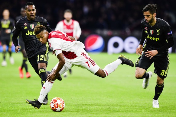 epa07497461 David Neres (C) of Ajax in action with Alex Sandro (L) and Rodrigo Bentancur (R) of Juventus. during the UEFA Champions League quarter final first leg soccer match betweeen Ajax Amsterdam  ...