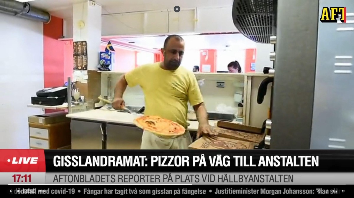 Hier bereitet der Pizzaiolo die Pizzas zu.