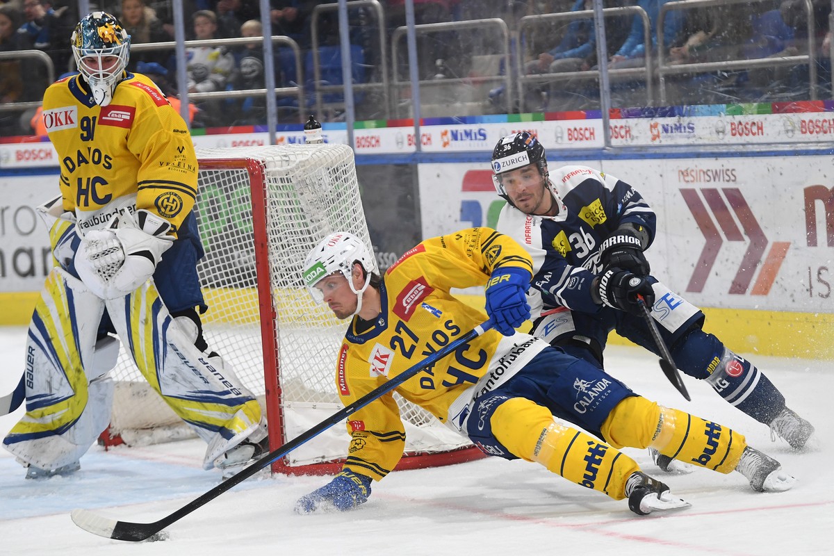 From left Davos's goalkeeper Gilles Senn, Davos's player Magnus Nygern and Ambri's player Matt D'Agostini during the National League 20201/22 regular season game between HC Ambri P ...