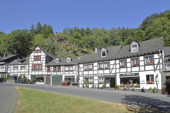 Fachwerkh�user, Laufenstra�e, Monschau, Nordeifel, Eifel, Nordrhein-Westfalen, Deutschland Fachwerkh�user, Laufenstra�e, Monschau, Nordeifel, Eifel, North Rhine-Westphalia, Germany Copyright: imageBRO ...