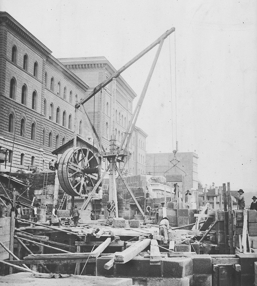 Bau der Terrasse vor dem Bundeshaus. Das Bild entstand um 1895.