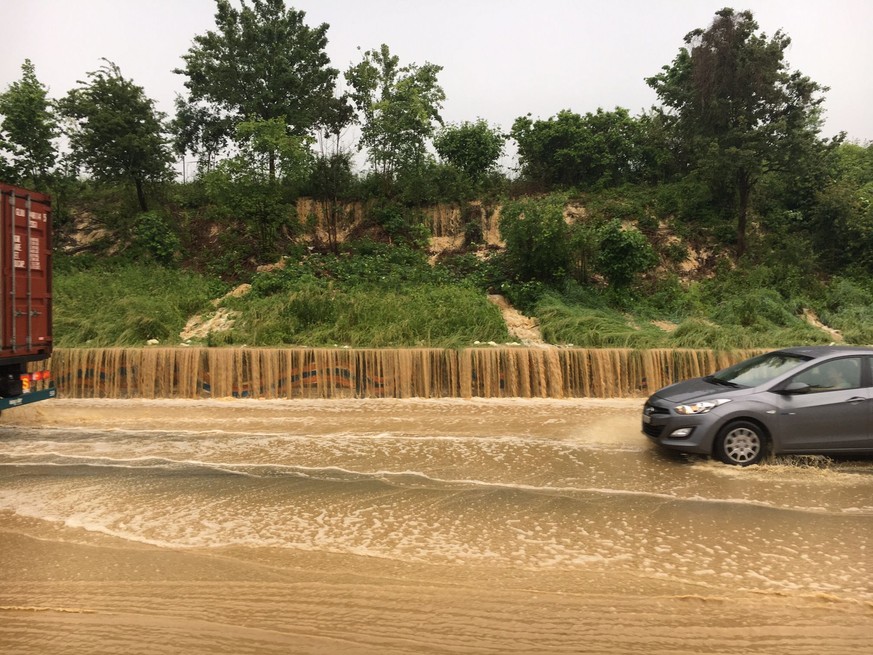 Augst BL, 8. Juni 2016: Hochwasser herrschte auf verschiedensten Strassen, so auch im Bereich der Verzweigung Augst BL (Autobahnen A2 und A3). Es kam zu langen Staus. (Bild: Polizei Basel-Landschaft)